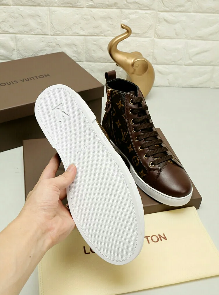 Factory price: 400 💰 LV’s new men’s boots are on the market, the Korean version has a zipper design on the inside! The latest colorway in Louis Vuitton’s classic collection! Original 1:1 exclusive molded custom model👍👍👍Simple and elegant, super versatile, comfortable and highly fitting, exclusive🚇️Upper: imported top-grade fine cowhide fabric, lining: custom soft sheepskin, matched with Louis Vuitton Monogram Ecli men's shoes 💰se canvas and pure white high-density rubber soles 🏆🏆🏆 Welcome all sellers to sell in the picture above, you can send one piece on behalf of you, the size is 38-44 (45 sizes can be customized)